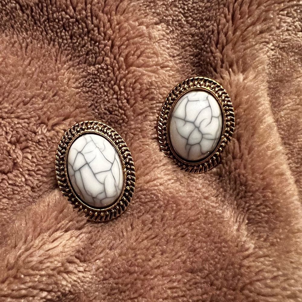 White Marble Vintage Grandma Oval Earrings with an Antique Brass-Tone Setting